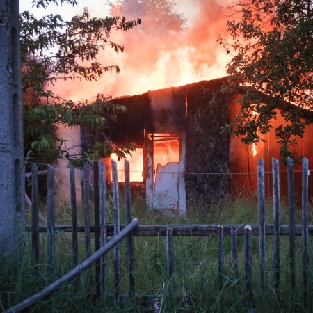 Pożar budynku gospodarczego na ulicy Wiejskiej oraz powalone drzewo na ulicy Dębowej - 20 czerwca 2021
