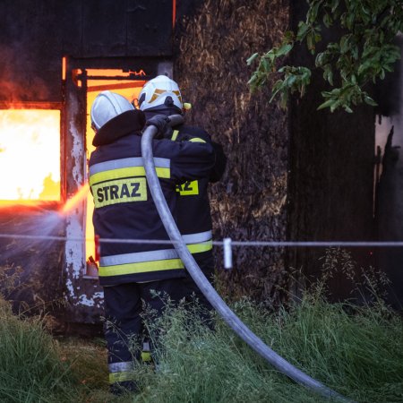 Pożar budynku gospodarczego na ulicy Wiejskiej oraz powalone drzewo na ulicy Dębowej.