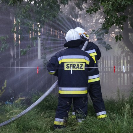 Pożar budynku gospodarczego na ulicy Wiejskiej oraz powalone drzewo na ulicy Dębowej.