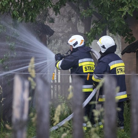 Pożar budynku gospodarczego na ulicy Wiejskiej oraz powalone drzewo na ulicy Dębowej.
