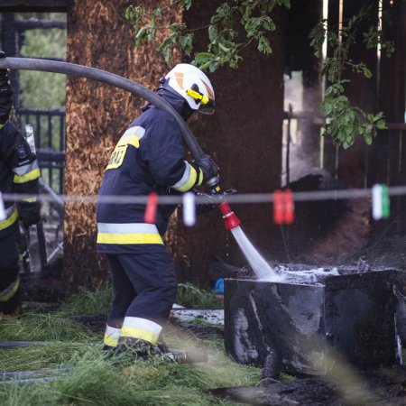Pożar budynku gospodarczego na ulicy Wiejskiej oraz powalone drzewo na ulicy Dębowej.