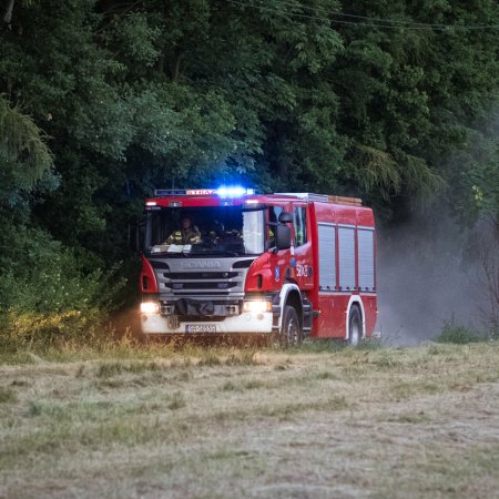 Pożar budynku gospodarczego na ulicy Wiejskiej oraz powalone drzewo na ulicy Dębowej.