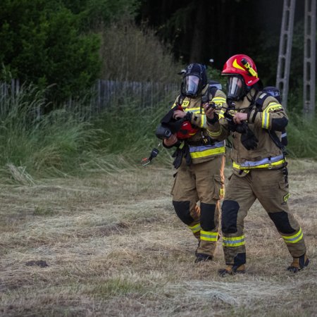 Pożar budynku gospodarczego na ulicy Wiejskiej oraz powalone drzewo na ulicy Dębowej.