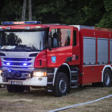 Pożar budynku gospodarczego na ulicy Wiejskiej oraz powalone drzewo na ulicy Dębowej.