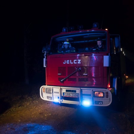 Pożar śmieci w lesie