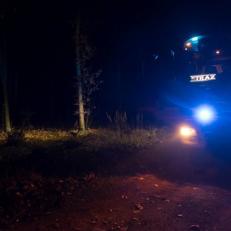 Pożar śmieci w lesie